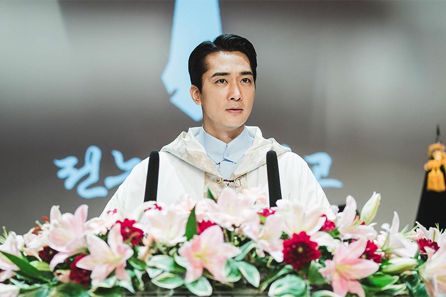 song-seung-heon-se-disfara-para-derrubar-culto-sinistro-em-dorama