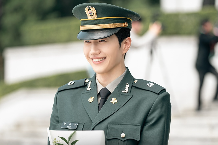 kang-hoon-se-transforma-de-cadete-militar-a-apresentador-de-notcias-no-novo-dorama-dear-hyeri