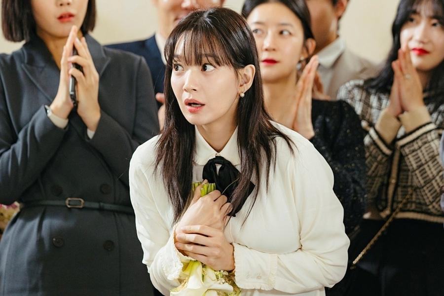 shin-min-ah-pega-o-bouquet-no-casamento-do-ex-namorado-em-novo-dorama